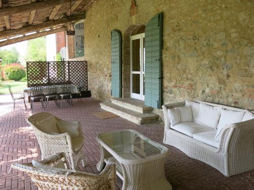 アルフィアーノ・ナッタにあるHoliday Home Rovelli by Interhomeのパティオ(椅子、ソファ、テーブル付)
