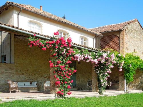 アルフィアーノ・ナッタにあるHoliday Home Rovelli by Interhomeの家の前の花のアーチ