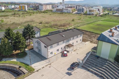 une vue aérienne sur un bâtiment d'une ville dans l'établissement Vila Safir, à Loznica