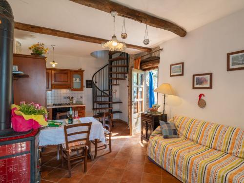 迪亚诺圣皮耶特罗Holiday Home Casa U Baregu by Interhome的客厅里有一张沙发和一张桌子。