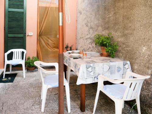 OnzoにあるApartment Daniele by Interhomeのパティオ(白いテーブル、椅子付)