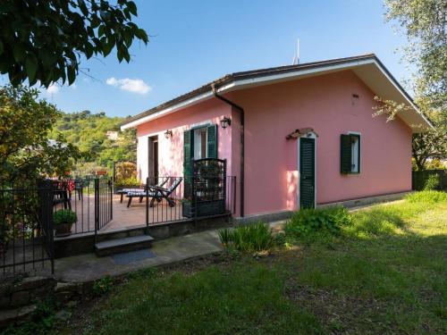une maison rose avec un portail et une terrasse dans l'établissement Holiday Home Casa Trinità by Interhome, à Diano Borello