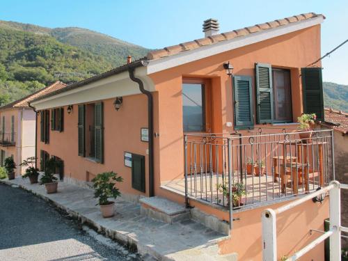 ein Haus mit einem Balkon mit Pflanzen darauf in der Unterkunft Apartment Luca by Interhome in Onzo