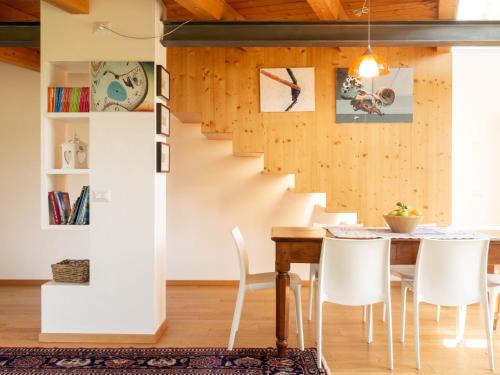 コーリコにあるHoliday Home Baila - CCO511 by Interhomeのダイニングルーム(テーブル、白い椅子付)