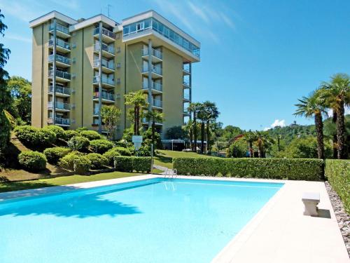 ein Schwimmbad vor einem Gebäude in der Unterkunft Apartment Euroville-6 by Interhome in Germignaga