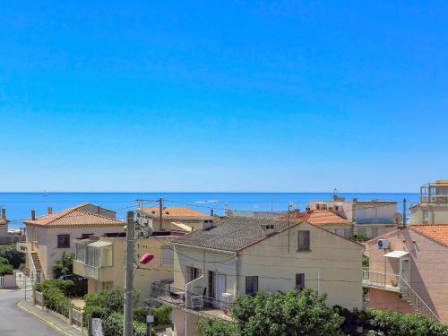 ナルボンヌ・プラージュにあるApartment Las Palmas 2 by Interhomeの家屋と海の景色を望む