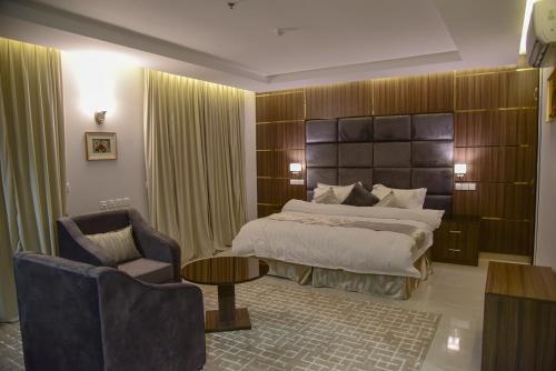 巴勒如拉斯غيوم للفلل الفندقية的一间酒店房间，里面有一张床和一把椅子