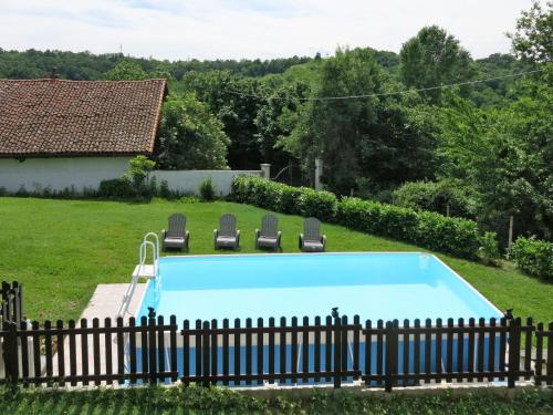 una piscina en un patio con 2 sillas y una valla en Holiday Home Il Cavaliere by Interhome, en Castellero