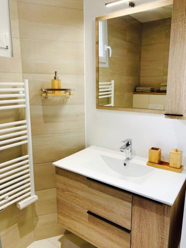 une salle de bain avec un lavabo et un miroir dans l'établissement LE 