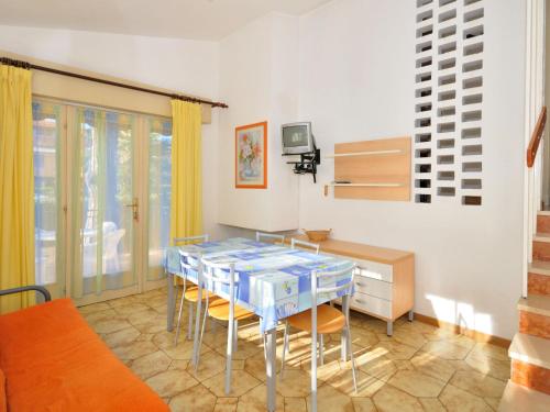 una sala da pranzo con tavolo e sedie blu di Holiday Home Cassiopea-1 by Interhome a Bibione