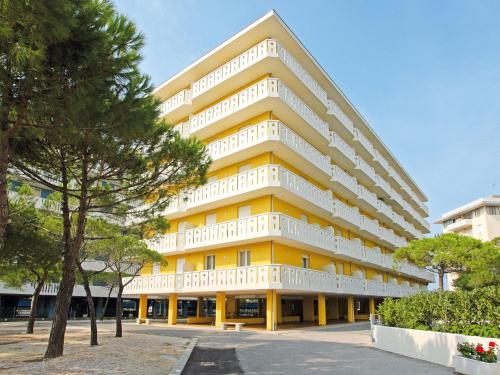 ポルト・サンタ・マルゲリータ・ディ・カオルレにあるApartment La Zattera by Interhomeの前方に木々が植えられた大きな黄白の建物