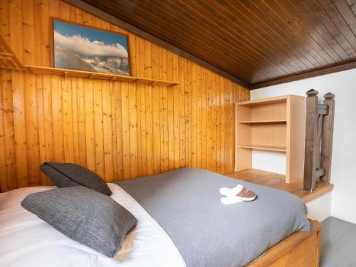 Cette chambre en bois comprend un lit. dans l'établissement Studio Le Sefcotel - Val Claret-18 by Interhome, à Tignes