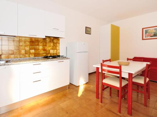 Køkken eller tekøkken på Apartment Villa Friuli-1 by Interhome