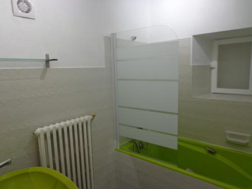 La salle de bains est pourvue de toilettes vertes et d'un radiateur. dans l'établissement Les fleurs du Mont, à Céaux