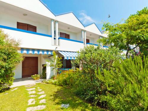 Casa blanca con techo azul en Holiday Home Villaggio Maja by Interhome, en Bibione