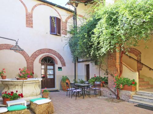 a courtyard with a table and chairs and a fountain at Holiday Home Ginestre 4 by Interhome in Santo