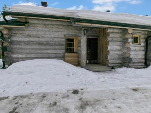 ルカにあるHoliday Home Peikkola by Interhomeの雪が降る丸太のキャビン