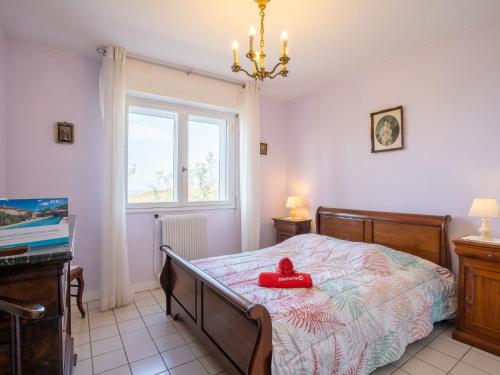 - une chambre avec un lit doté d'un jouet rouge dans l'établissement Apartment Toki Maïtena by Interhome, à Bidart