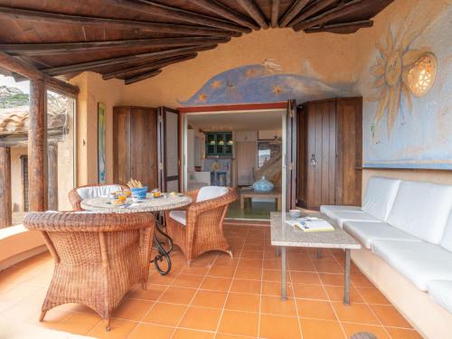 un soggiorno con divano e tavolo di Holiday Home Casa del Sole by Interhome a Porto Rafael