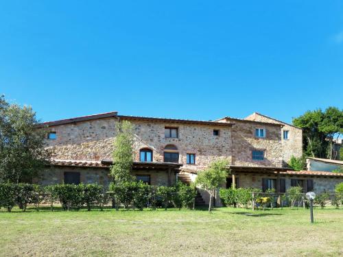 ein großes Steingebäude mit einem Hof davor in der Unterkunft Holiday Home Ginestre 11 by Interhome in Santo