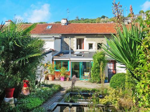 dom z ogrodem i stawem w obiekcie Holiday Home L'Oté rouge - PLX105 by Interhome w mieście Plérin