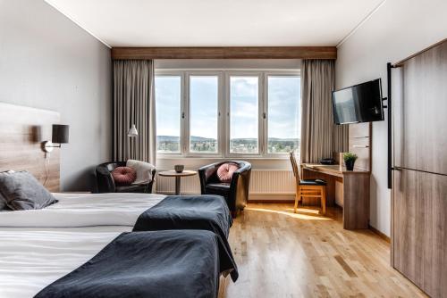 ボーデンにあるQuality Hotel Bodensiaのベッド2台、薄型テレビが備わるホテルルームです。
