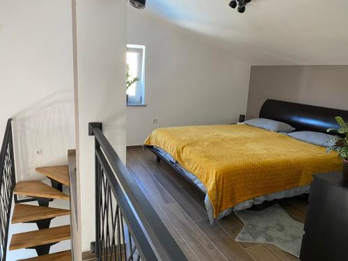 sypialnia z łóżkiem z żółtym kocem w obiekcie Villa Bellina Muraj w mieście Kornić