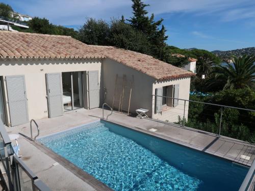 une villa avec piscine devant une maison dans l'établissement Villa Farfalla by Interhome, à Sainte-Maxime
