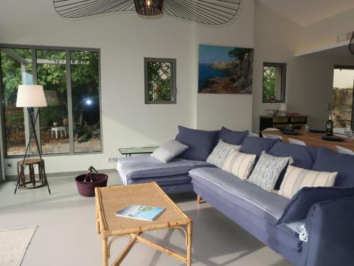 un salon avec un canapé bleu et une table dans l'établissement Villa Farfalla by Interhome, à Sainte-Maxime