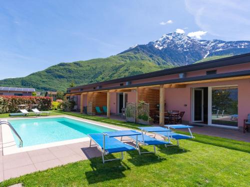 dom z basenem i górami w tle w obiekcie Holiday Home Gelsomini - CCO521 by Interhome w mieście Colico