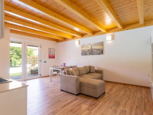 salon z kanapą i stołem w obiekcie Holiday Home Gelsomini - CCO521 by Interhome w mieście Colico