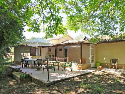 un patio con tavolo e sedie di fronte a una casa di Holiday Home Podere Sant' Antonio-4 by Interhome a Bolsena