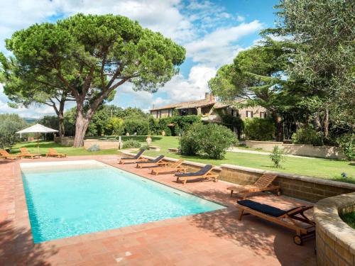 una piscina con panchine e una casa di Holiday Home Podere Sant' Antonio-4 by Interhome a Bolsena