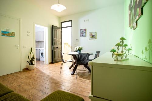 a living room with a table and a dining room at Trapani Home in Trapani