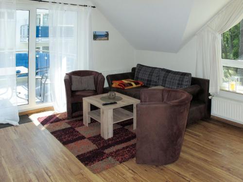 ein Wohnzimmer mit einem Sofa und einem Tisch in der Unterkunft Apartment Blaumuschel - LUB118 by Interhome in Lubmin