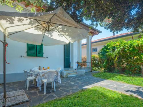 patio ze stołem i parasolem w obiekcie Villa Anita by Interhome w mieście Marina di Pietrasanta