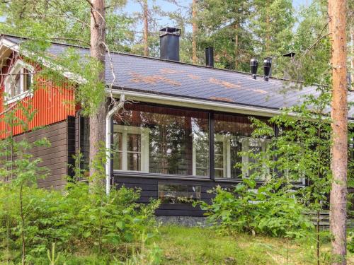 Kolinkylä的住宿－Holiday Home Luppo-koli - laferte 1 by Interhome，屋顶上有一个太阳能屋顶的房子