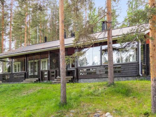 een huis in het bos met bomen bij Holiday Home Luppo-koli - laferte 1 by Interhome in Kolinkylä
