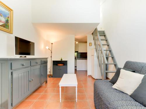 un salon avec un canapé et une table dans l'établissement Holiday Home Les Amandines-1 by Interhome, à Gruissan