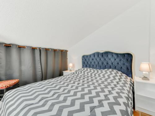 - une chambre avec un lit à tête bleue dans l'établissement Holiday Home Les Amandines-1 by Interhome, à Gruissan