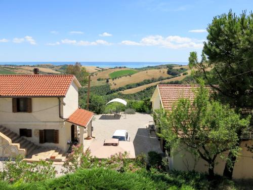 - une vue aérienne sur une maison et une cour dans l'établissement Holiday Home Serrani-4 by Interhome, à Cologna