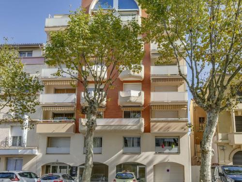 un immeuble d'appartements avec des arbres devant dans l'établissement Apartment Poséidon by Interhome, à Arcachon