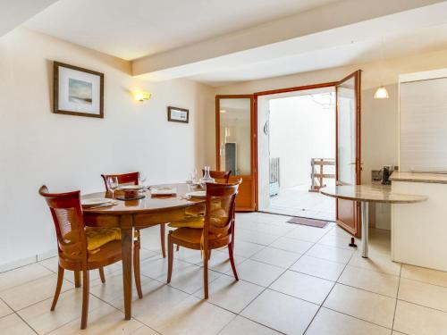 une cuisine et une salle à manger avec une table et des chaises dans l'établissement Holiday Home La Maison de l'Etang by Interhome, à Gruissan