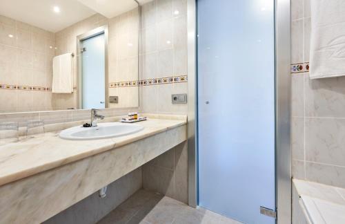 a bathroom with a sink and a mirror at Globales Torrenova in Magaluf