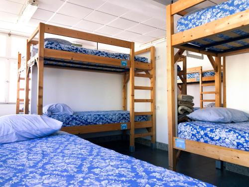a room with three bunk beds in a dorm room at O Refuxio de la Jerezana in Redondela