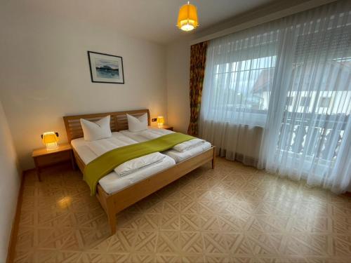 Postel nebo postele na pokoji v ubytování Gästehaus Trink B&B