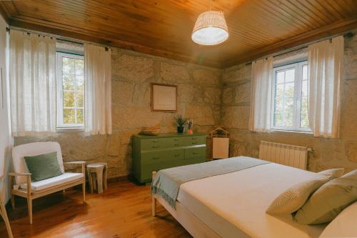 A bed or beds in a room at Quinta dos Manteiros com Piscina Coberta