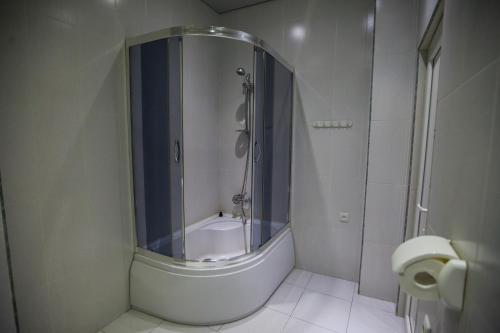 Un baño de Sunny apartments. Tbilisi. 300 Aragveli
