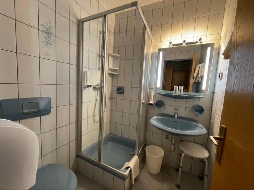 y baño con ducha y lavamanos. en Gästehaus Trink B&B en Drobollach am Faakersee