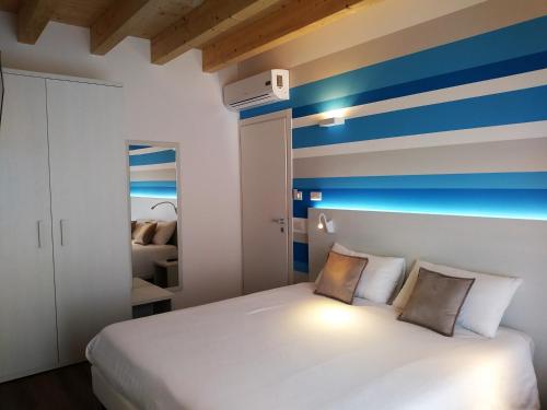 Stella del Garda tesisinde bir odada yatak veya yataklar